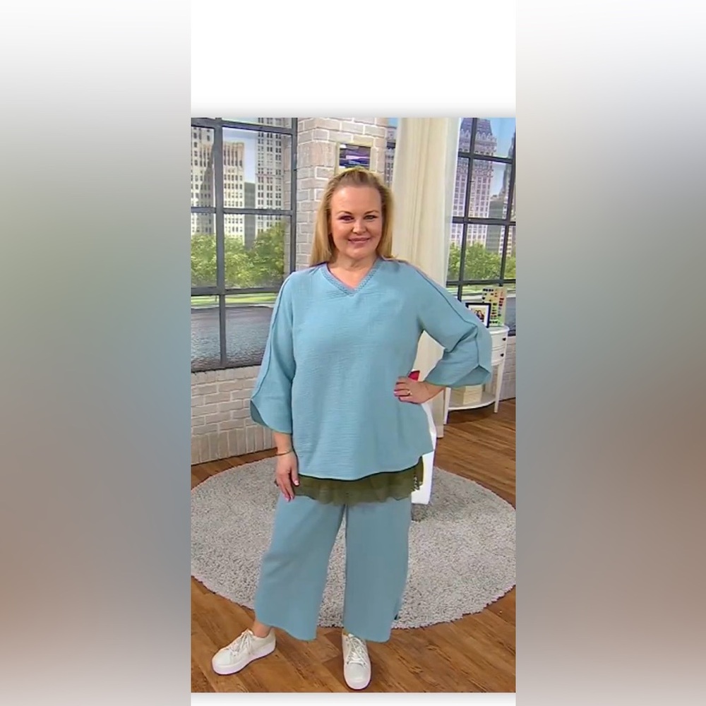 LOGO by Lori Goldstein Light Gauze V-Neck Tunic and Pant Set. New without tags.